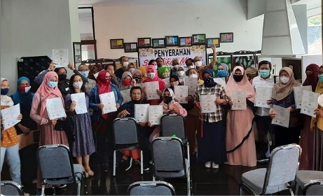 Penyerahan 40 Sertifikat Merk IKM Kota Balikpapan oleh DKUMKMP