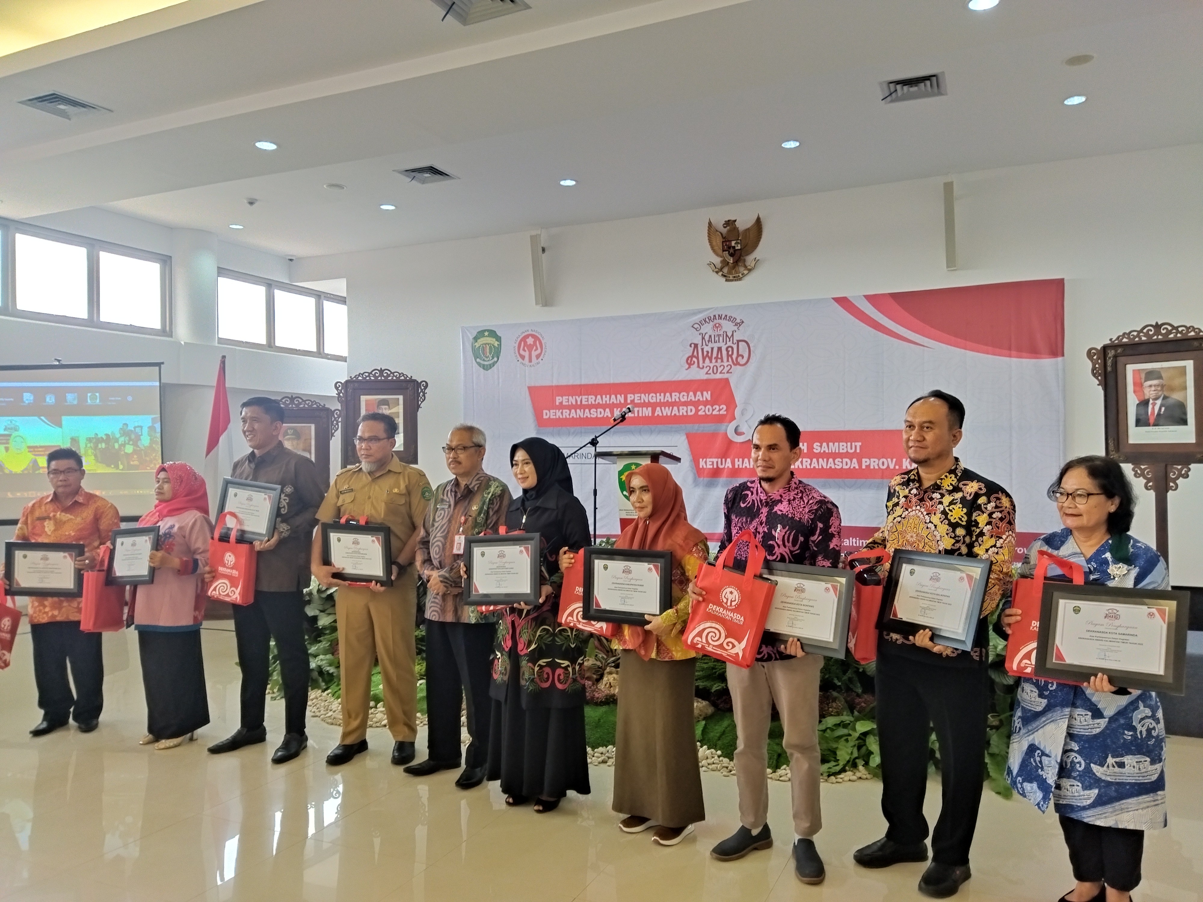 Penyerahan Penghargaan Dekranasda Kaltim Award 2022