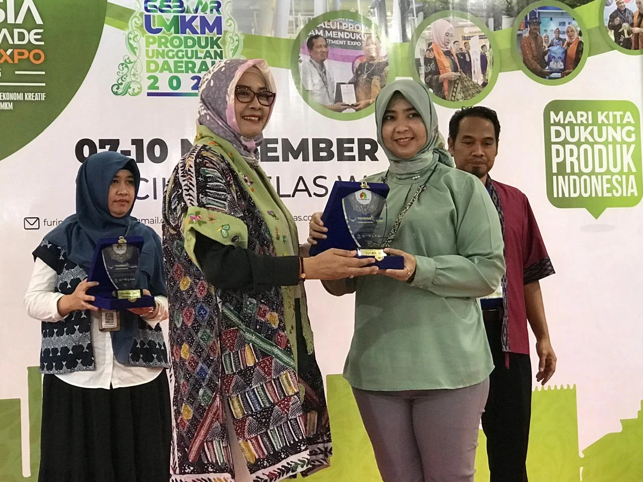 Dinas Koperasi UMKM dan Perindustrian Kota Balikpapan berhasil meraih juara 2 Stand Terbaik di Pameran Indonesia Tourism & Trade Investment Expo di Cihampelas Walk Bandung